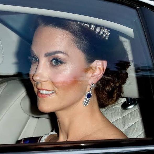 凱特穿蝴蝶結紅裙優雅甜美，戴王太后藍寶石耳環，和威廉對視有愛