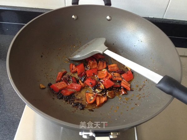 這幾道乾煸菜，焦香四溢，麻辣過癮，下酒又下飯