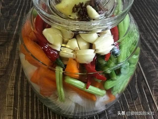 做泡菜用自來水就可以，簡單省事不長白膜不生花，一年四季都可做