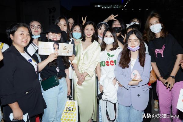 42歲殷桃真自律,穿露臍裝短褲深夜健身,這川字腹肌老戲骨裡少見 42歲殷桃真自律,穿露臍裝短褲深夜健身,這川字腹肌老戲骨裡少見