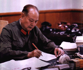 1976年周總理去世，鄧小平含淚下達3條命令，葉劍英指示即刻執行