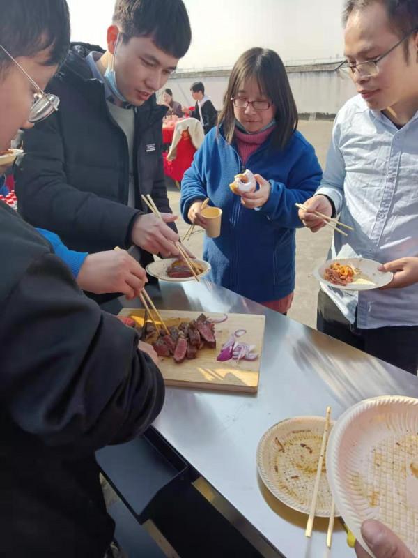 露天燒烤展現別樣的午餐風情
