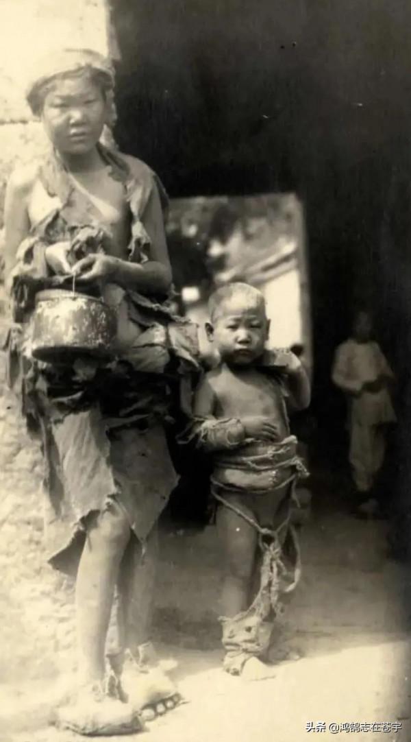 晚清老照片:青樓女子替闊少打麻將,地主婆趴在墳前號啕大哭 晚清老照片:青樓女子替闊少打麻將,地主婆趴在墳前號啕大哭