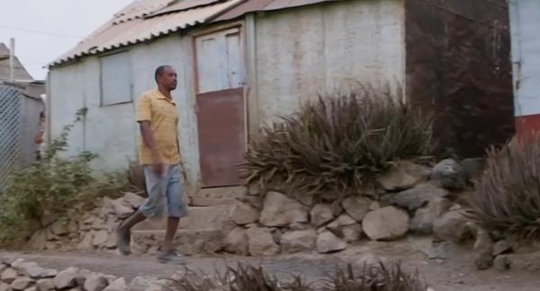 非洲天才手藝人,用汽油桶建房子,幾個小時就建好一棟“小別墅” 非洲天才手藝人,用汽油桶建房子,幾個小時就建好一棟“小別墅”