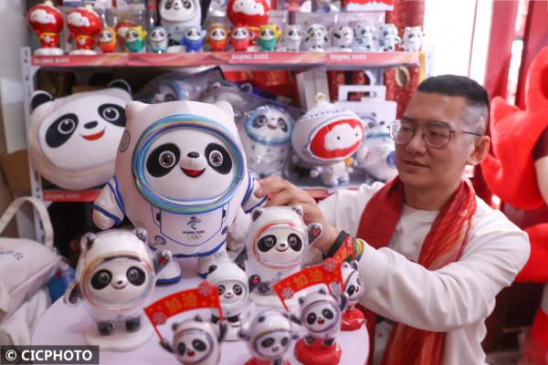 “一墩難求”?他實現了“冰墩墩自由” “一墩難求”?他實現了“冰墩墩自由”