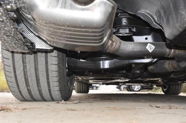 賓士E級PHEV，插電式混合動力，搭載2.0T+9AT，造型年輕時尚