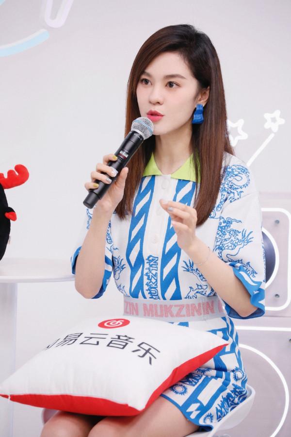 鬱可唯好會穿,一襲青花瓷連衣裙清新減齡,配短靴“漫畫腿”迷人 鬱可唯好會穿,一襲青花瓷連衣裙清新減齡,配短靴“漫畫腿”迷人