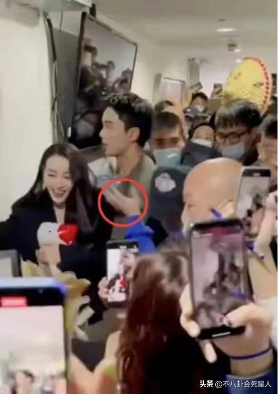 男星走紅毯高情商瞬間，有人提裙襬、披衣服，也有人摔倒都不扶