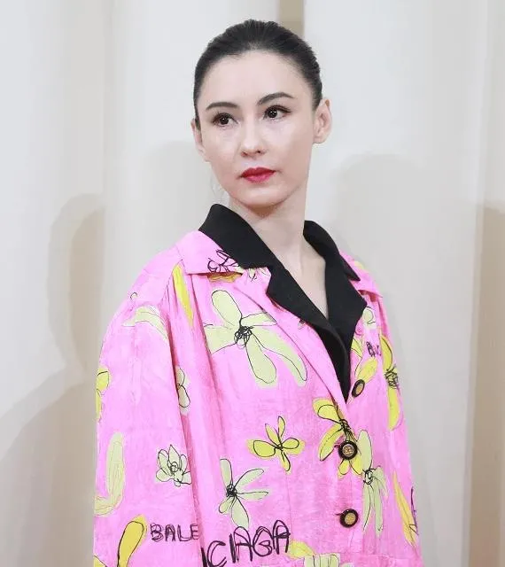 過氣女藝人的窘況：顏值跌落、身體不好、直播尷尬，時不時被扎心