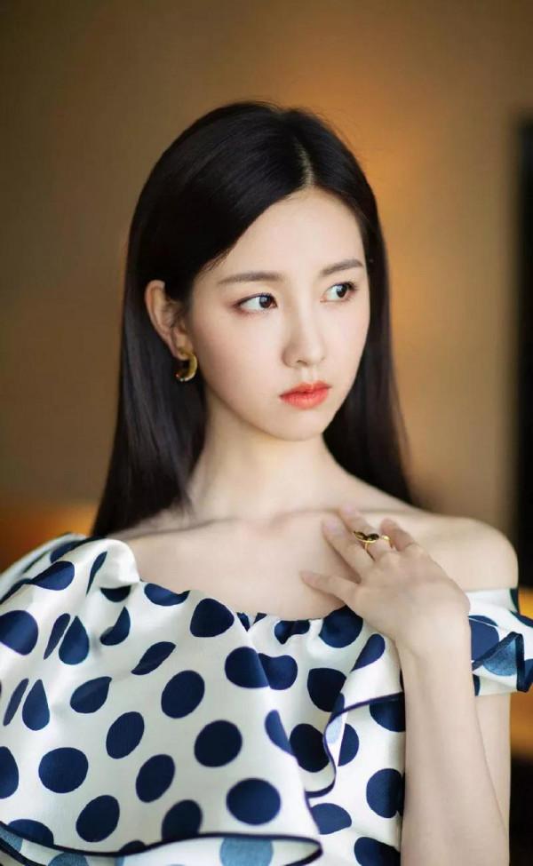 陳都靈紅裙造型再現復古港風，讓人想起她的《左耳》