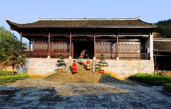 嘉靖年間，苗寨叛軍依天險對抗明軍，不想被&OpenCurlyDoubleQuote;天降神兵&rdquo;一舉擊敗