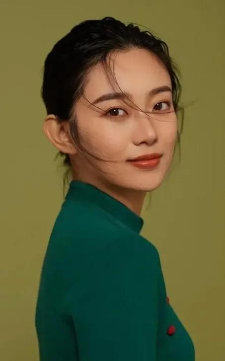 央視最美主持人之一李七月美照 央視最美主持人之一李七月美照