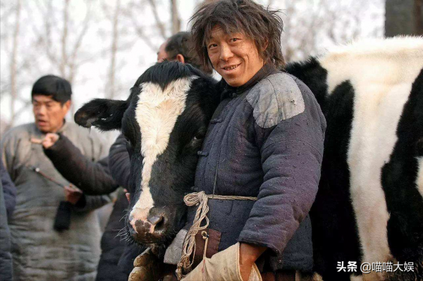 黃渤外灘照惹爭議，三兩句話幽默闢謠，網友：造謠不花錢