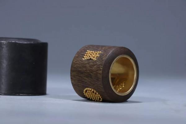 珍藏級：奇楠沉香“乾隆年制款”壽字紋扳指規格：高3寬3.6