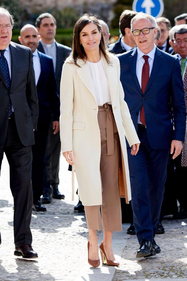 降溫怎麼穿搭?西班牙王后抗凍有一套,時尚並不意味著一定露腿 降溫怎麼穿搭?西班牙王后抗凍有一套,時尚並不意味著一定露腿