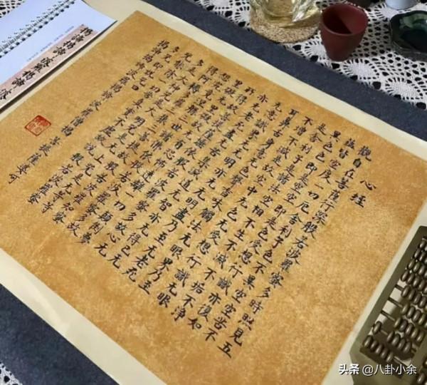 提著Doir包包，穿著高開叉旗袍逛寺廟，這屆佛媛的操作真野