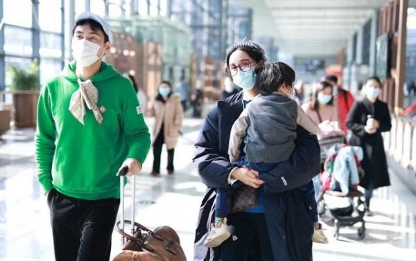 張歆藝一家三口首次走機場，袁弘穿成他大姨，2歲兒子個頭真大