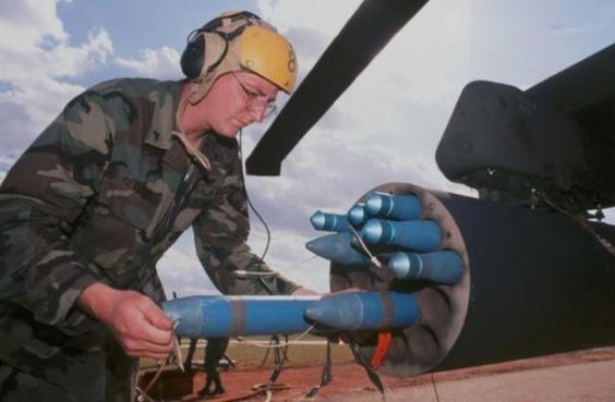 AH-64阿帕奇最強武裝直升機之主武器火蛇70航空火箭彈