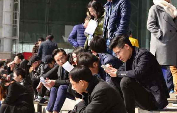 新型“啃老族”出現,父母還被“矇在鼓裡”,反而覺得孩子很上進 新型“啃老族”出現,父母還被“矇在鼓裡”,反而覺得孩子很上進