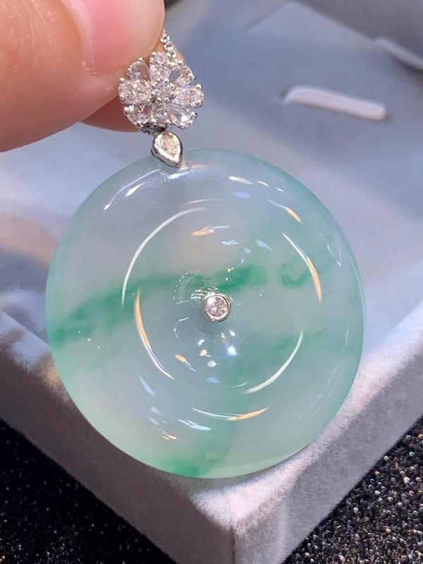 翡翠-平安扣為何廣受歡迎,經久不衰? 翡翠-平安扣為何廣受歡迎,經久不衰?