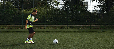 花式足球技巧之提拉身後起球