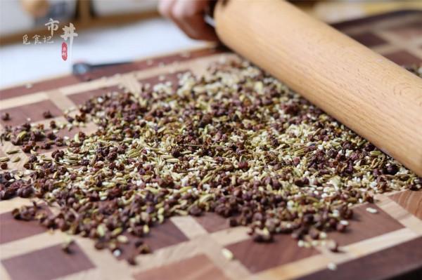 自制“萬用椒鹽”，做菜時捏進去一點，炒菜一下變得好吃起來