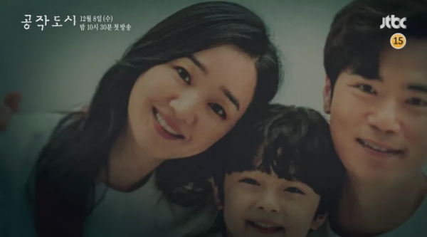 《孔雀都市》：生一胎獎一棟豪宅？豪門裡那些髒事都被她遇上了