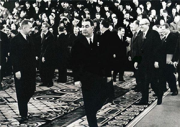 現在才明白,當年蘇聯挖穿地球,為何挖到12262米就停了? 現在才明白,當年蘇聯挖穿地球,為何挖到12262米就停了?