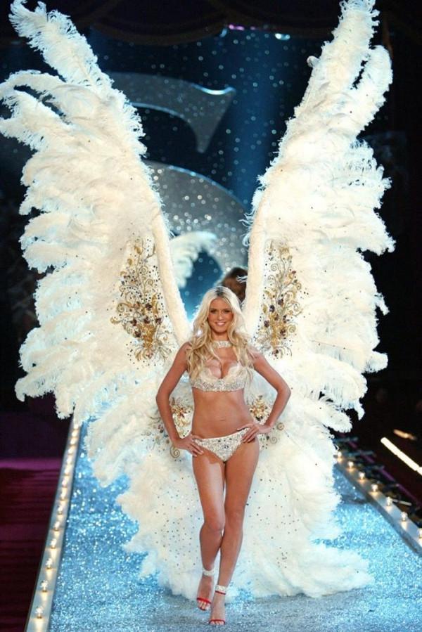 身為維密的“親女兒”，她背起的翅膀是真的耀眼奪目