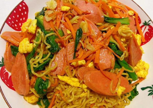 泡麵別在泡著吃了,教你3分鐘做一份炒泡麵,秒殺路邊攤燒烤店 泡麵別在泡著吃了,教你3分鐘做一份炒泡麵,秒殺路邊攤燒烤店