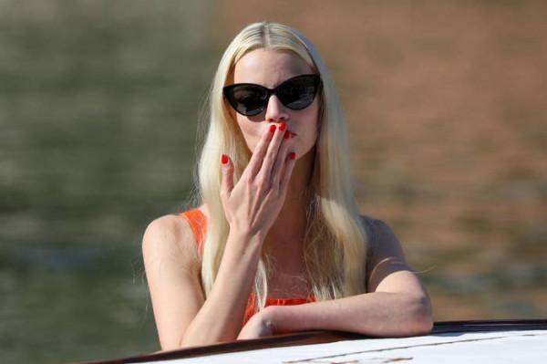 安雅·泰勒·喬伊再次成為2021年艾美獎的焦點，真是又美又可愛