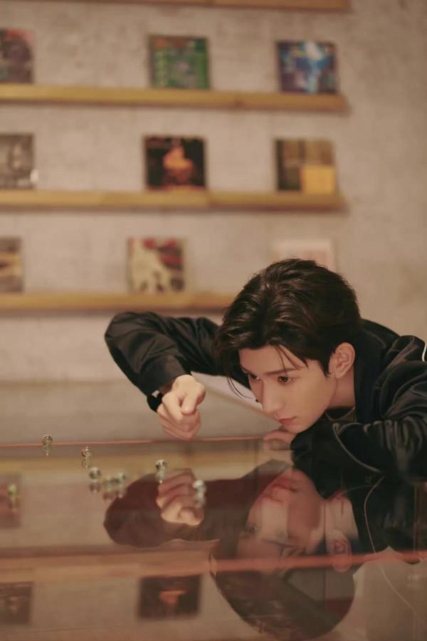 王源復古摩登造型大片