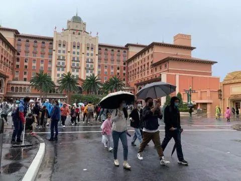 開園僅3小時,哈利·波特城堡旁遍地垃圾 開園僅3小時,哈利·波特城堡旁遍地垃圾