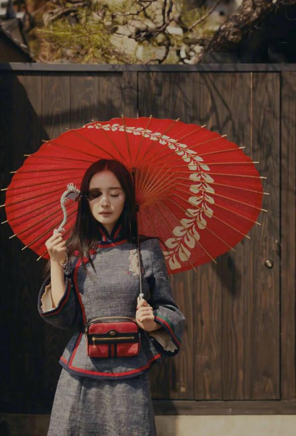 楊冪京都大片，拿小扇子有那味兒了，襪子欣賞不來……