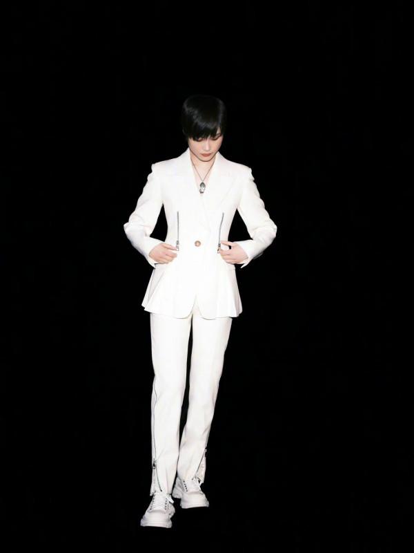 李宇春駕馭能力真強,綠亮片西裝配紅花西裝褲,個性又張揚 李宇春駕馭能力真強,綠亮片西裝配紅花西裝褲,個性又張揚