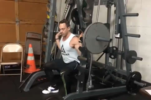 用一臺史密斯機完成一套刺激的臀腿訓練 用一臺史密斯機完成一套刺激的臀腿訓練