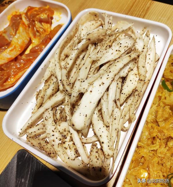 吃烤肉之前先拿個手推車，像逛超市似的選菜，可鐵板煎可篦子烤