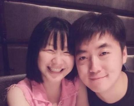 父親患病母親出走、被老師羞辱嘲諷，金靖到底經歷了怎樣的苦難？