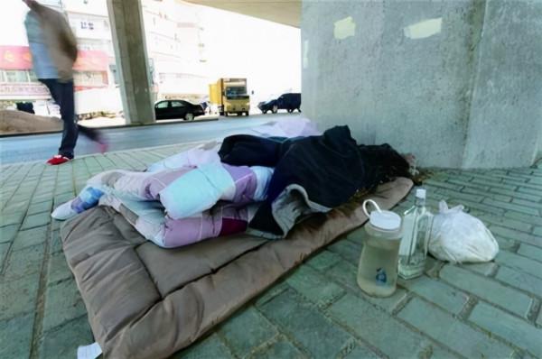 母親徒步三千里，肩背手推兩個癱瘓女兒尋醫，走了整整五年去北京