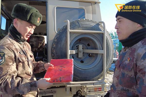 軍馬馱運 年貨送到邊防哨所