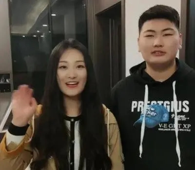 草帽姐身體透支住院，佩戴金鐲豪華別墅被曝，難怪朱之文力捧兒媳