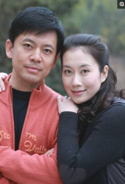 55歲何政軍全家福近照,與妻子攜手走過24年,女兒清純是學霸 55歲何政軍全家福近照,與妻子攜手走過24年,女兒清純是學霸