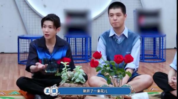 王源穿綠色漂染西裝,給選手打一分,談創作:心境決定看到的風景 王源穿綠色漂染西裝,給選手打一分,談創作:心境決定看到的風景