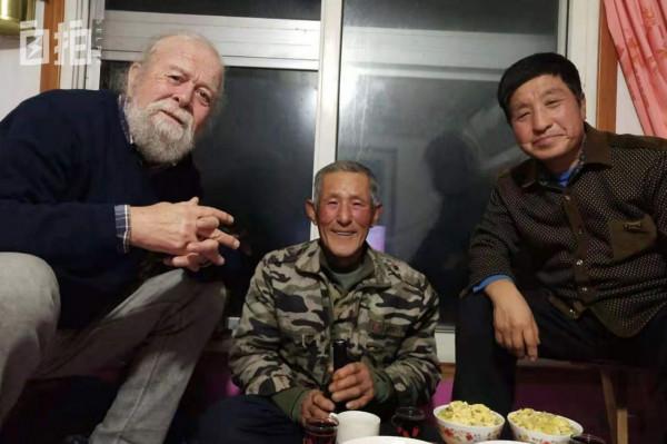 我，藍眼珠白鬍子，演了40年老外，其實是山東人，曾和劉德華搭戲