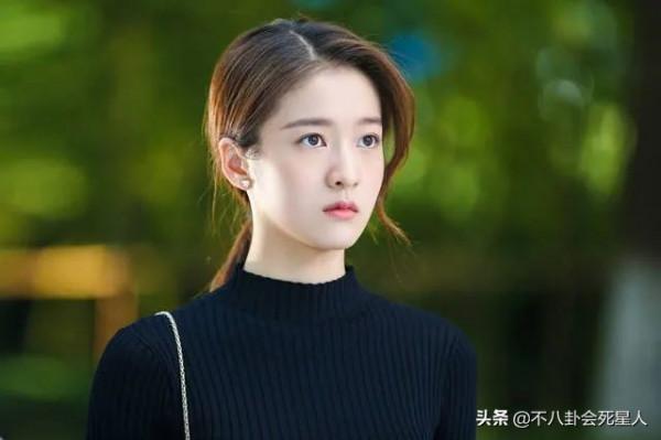 明明是苦情臉非要演活潑少女，高圓圓李沁都栽了