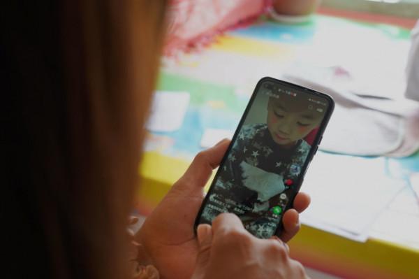 女子意外懷孕後不顧反對生下雙胞胎，醫生看後斷言：活不過18歲