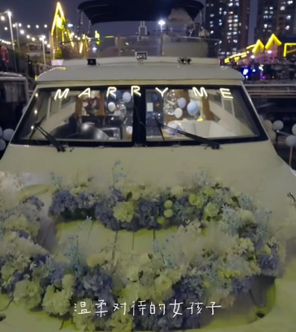 小豬兜兒終於求婚，遊艇、無人機儀式感滿滿，卻被調侃慢了一步