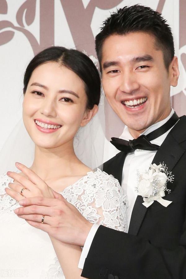 有種“整容”叫高圓圓結婚,老公趙又廷變化不大,她卻像換個人 有種“整容”叫高圓圓結婚,老公趙又廷變化不大,她卻像換個人