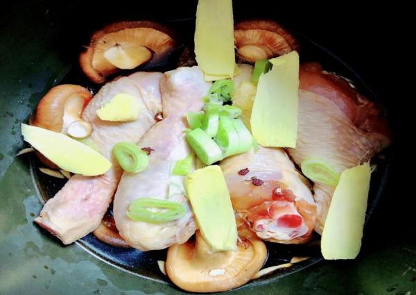 無油香菇雞腿飯，好吃又營養，香氣誘人！超級美味