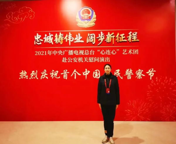 這位女警的作品曾在地鐵上展出，你見過嗎？早安！​